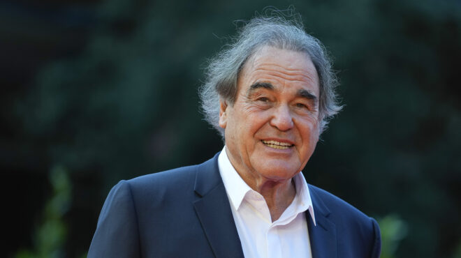 ο-ολιβερ-στόουν-χαρακτηρίζει-κλασικ-562550734