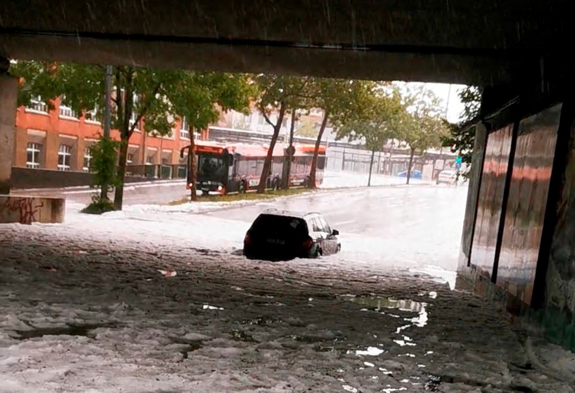 Στα λευκά πόλη της Γερμανίας μετά από ισχυρή χαλαζόπτωση-1