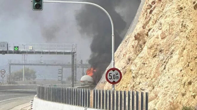 πυροσβεστική-φωτιά-σε-βυτιοφόρο-στην-562570375