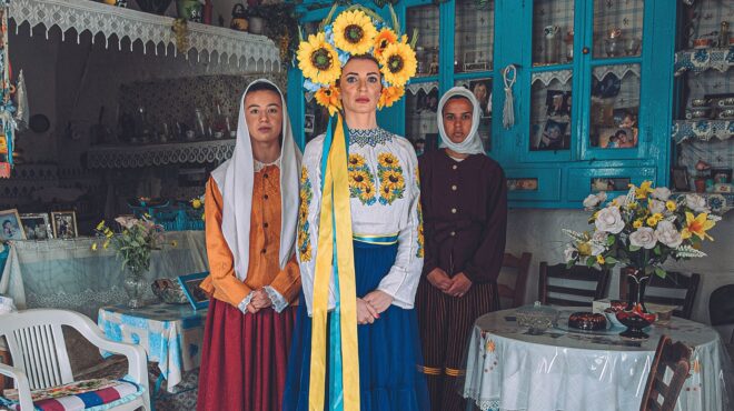 νήματα-нитки-ένα-φωτογραφικό-υφαν-562567303