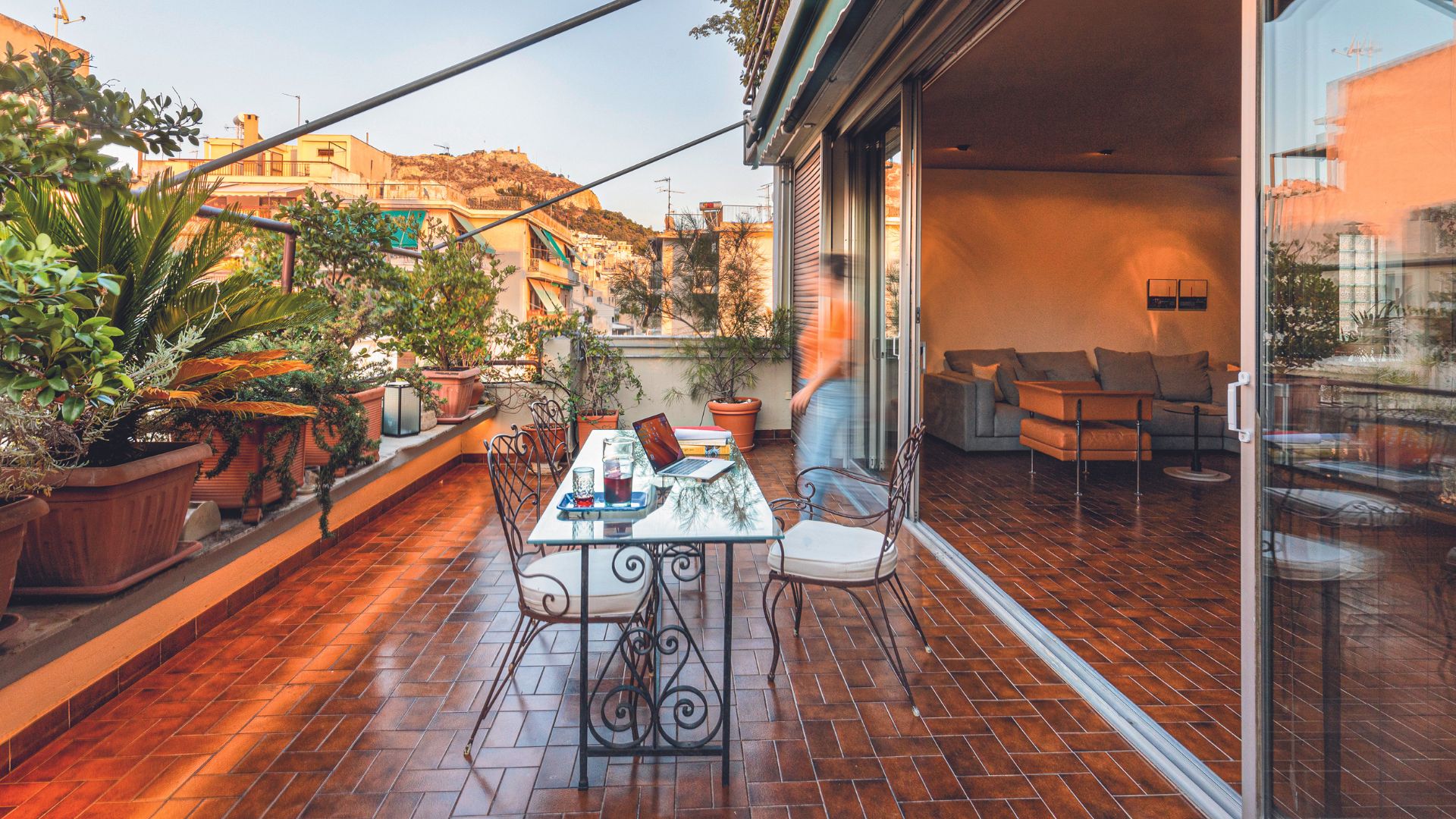 My Space: Φως και μυρωδιές σ’ ένα διαμέρισμα των Εξαρχείων-1