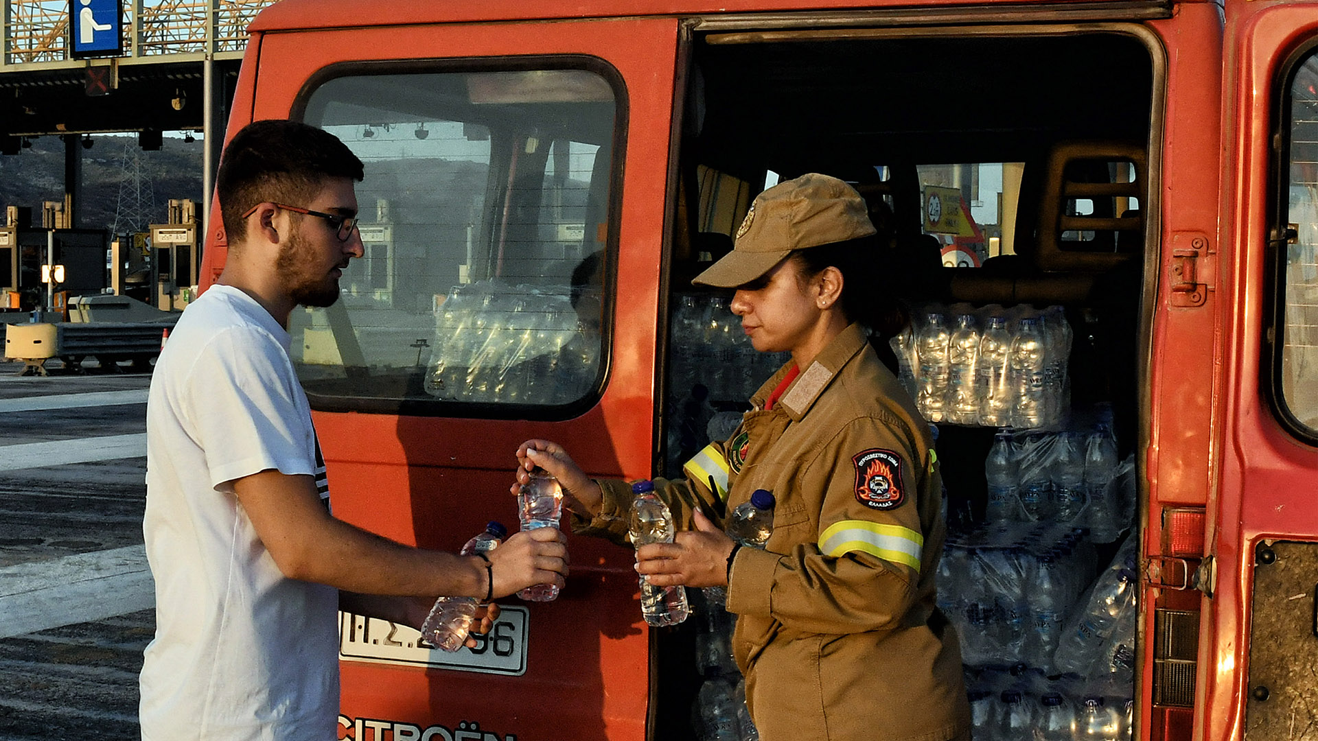 Φωτιά στο βυτιοφόρο: Οι μνήμες από τα Καμένα Βούρλα, η επικίνδυνη διαδικασία και οι διαμαρτυρίες των πολιτών-4