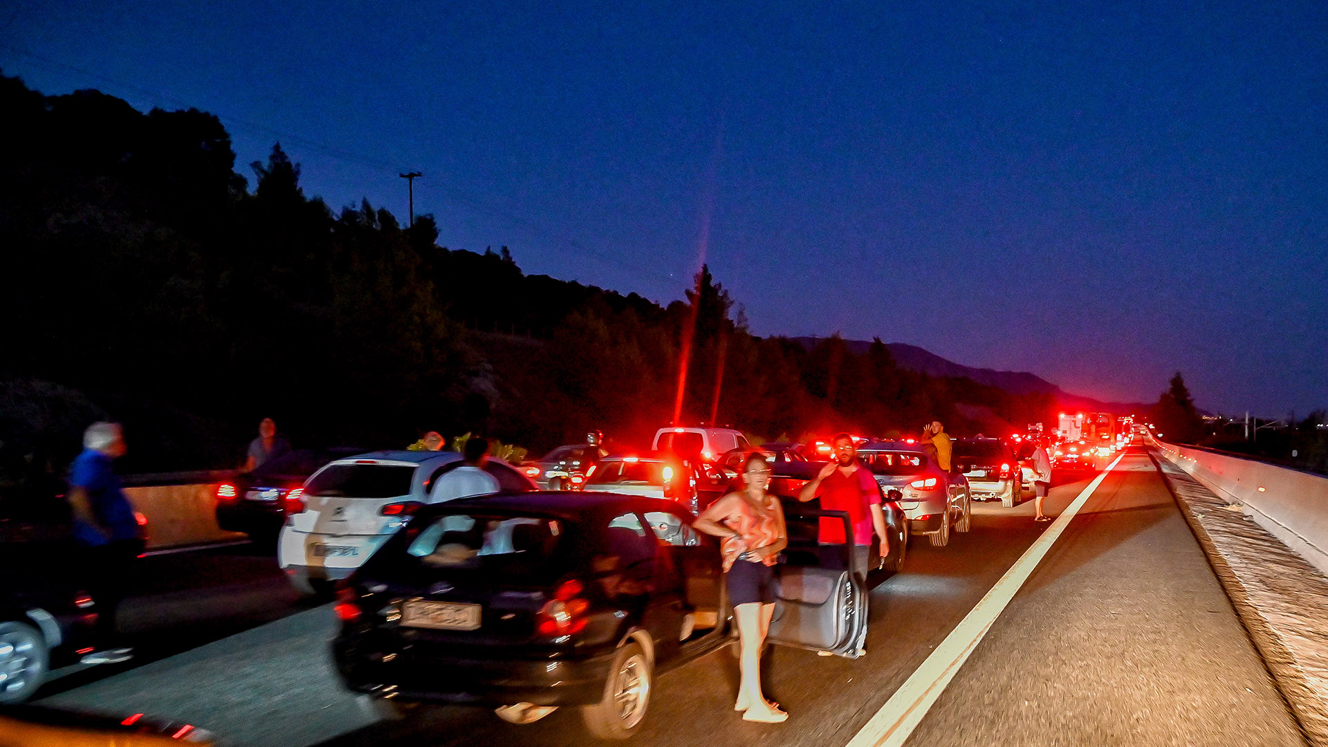 Φωτιά στο βυτιοφόρο: Οι μνήμες από τα Καμένα Βούρλα, η επικίνδυνη διαδικασία και οι διαμαρτυρίες των πολιτών-1