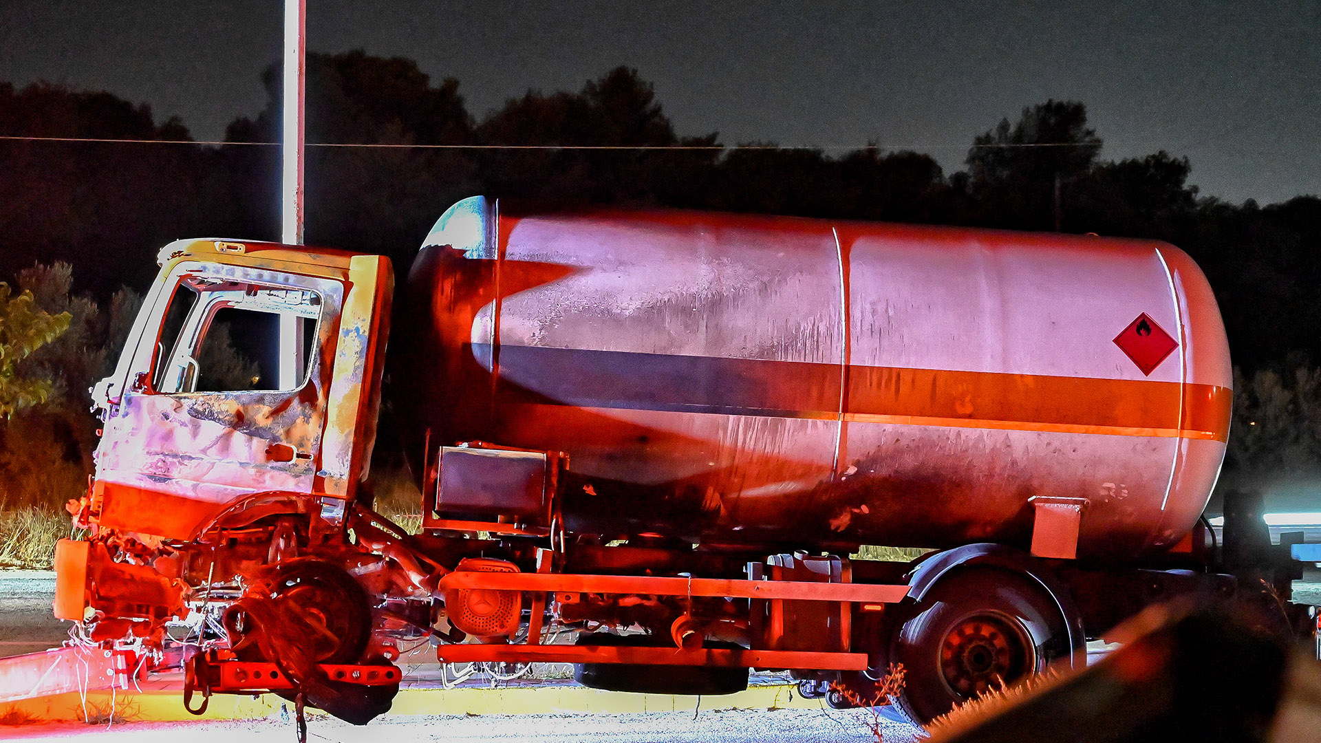 Φωτιά στο βυτιοφόρο: Οι μνήμες από τα Καμένα Βούρλα, η επικίνδυνη διαδικασία και οι διαμαρτυρίες των πολιτών-2