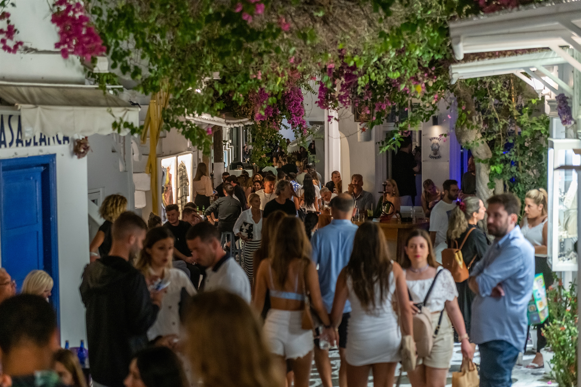 «Καμπανάκι» για τον τουρισμό σε Μύκονο και Σαντορίνη-1