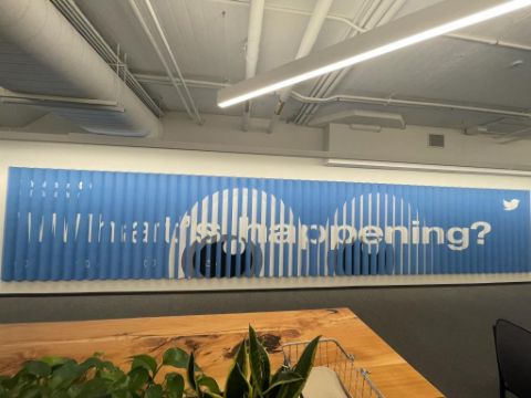 Ελον Μασκ: Σε δημοπρασία επιγραφές, αντικείμενα και αναμνηστικά του πρώην Twitter-3