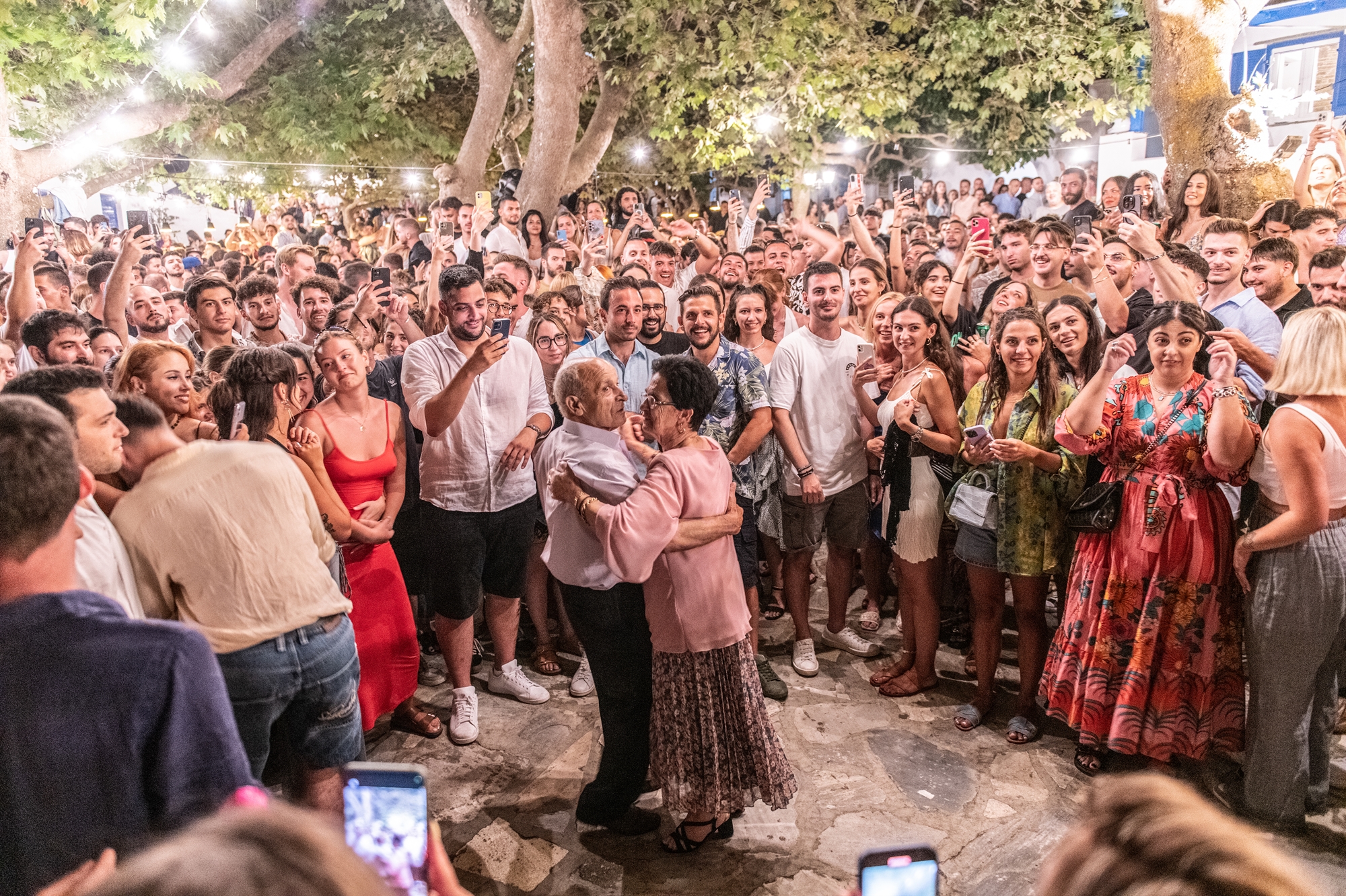 Αι γενεαί πάσαι στα πανηγύρια-1