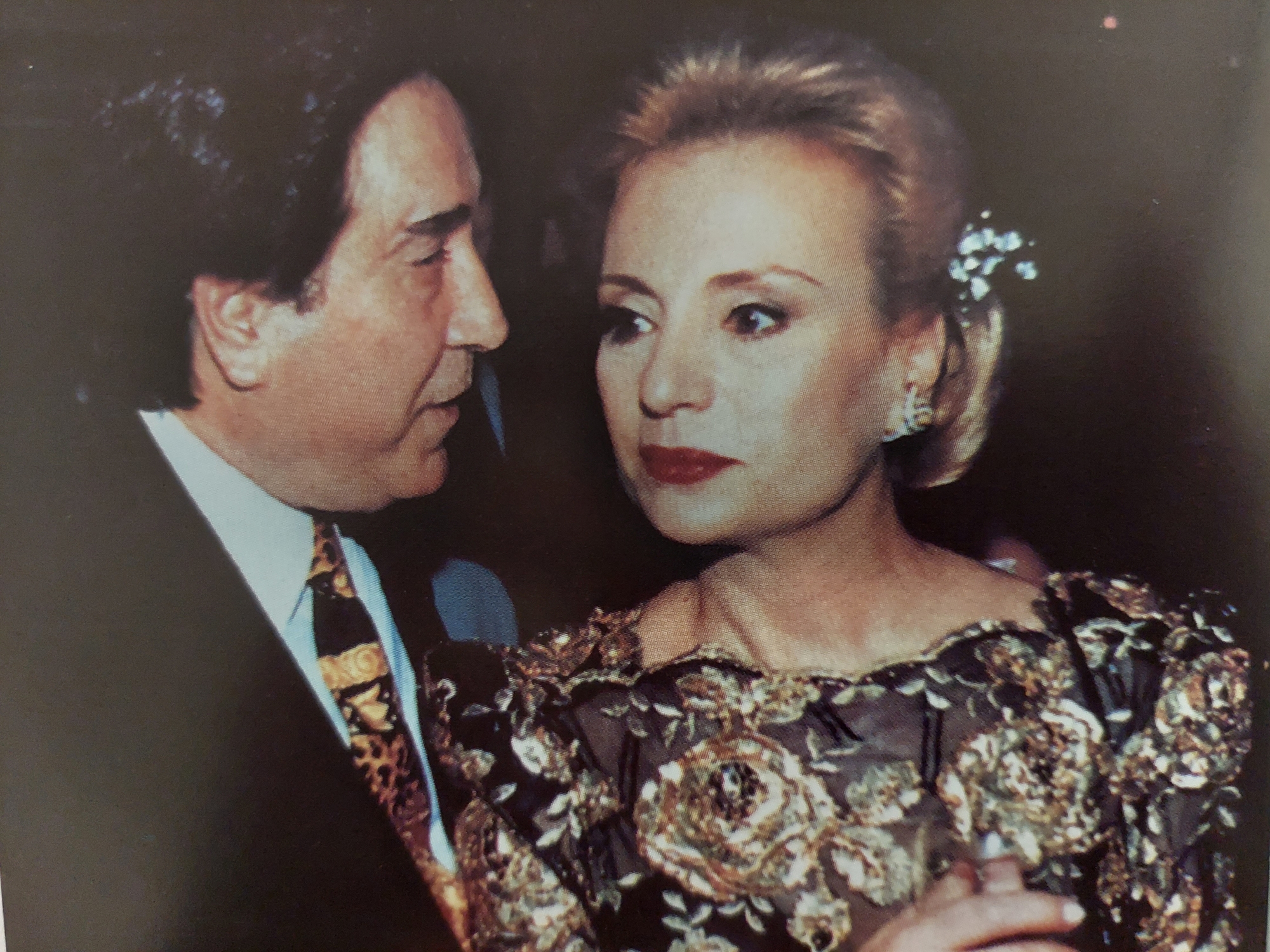 «Givenchy ή Balenciaga;» – «Οχι, μεγαλειοτάτη, οι αδελφοί Μαυρόπουλοι»-4