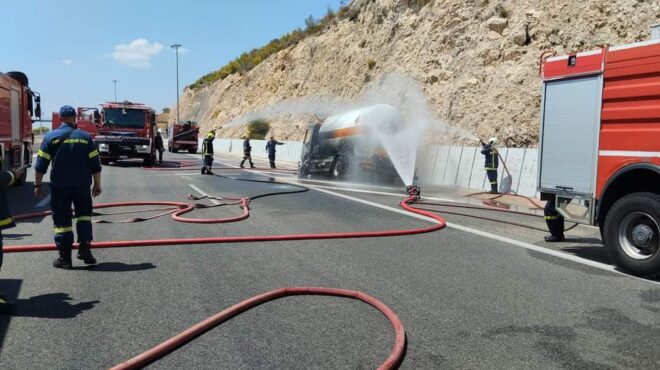 πυρκαγιά-σε-βυτιοφόρο-πολύωρη-ταλαιπ-562570915