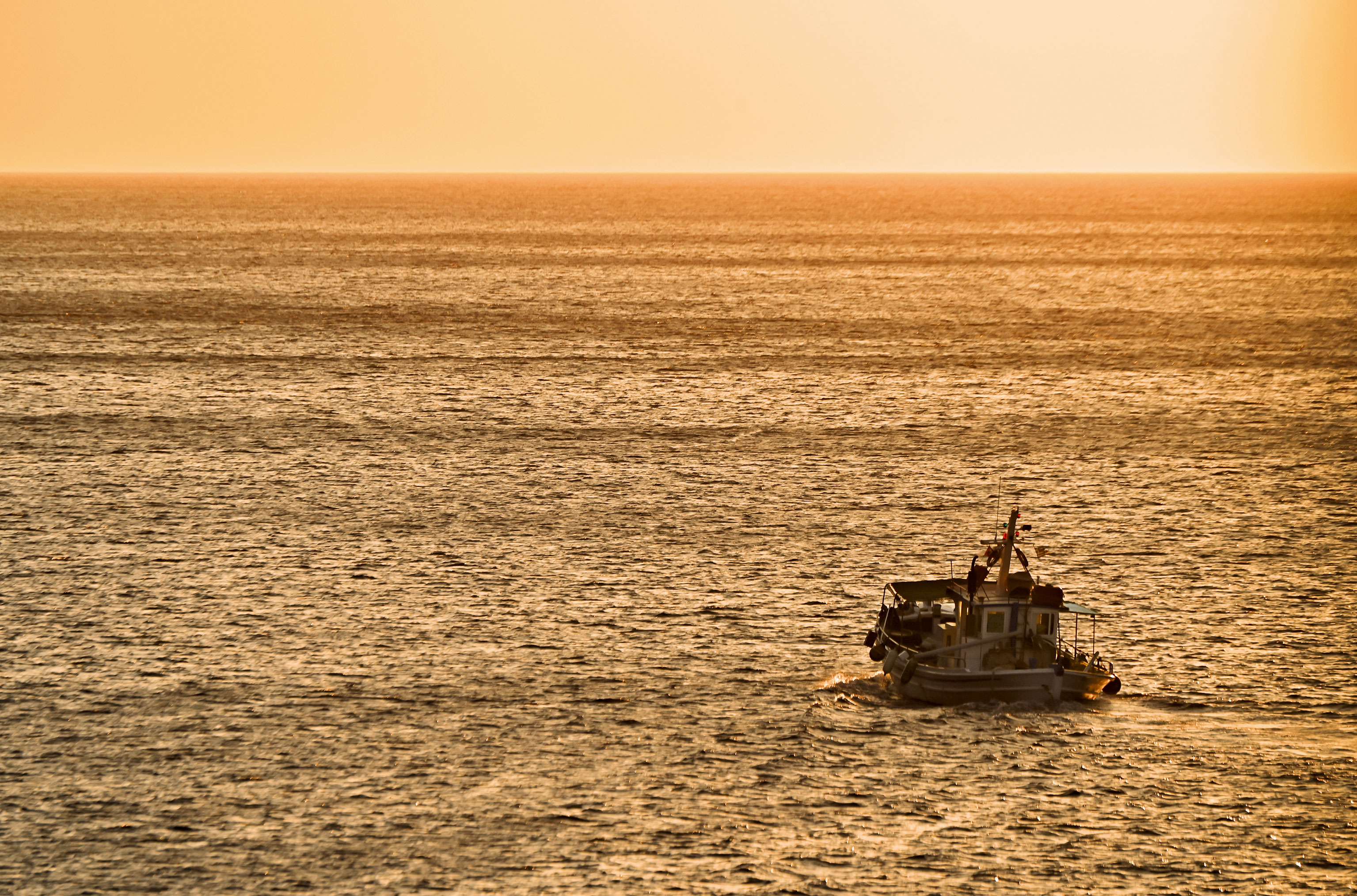 Μεσόγειος: Και το απέραντο γαλάζιο φλέγεται-1