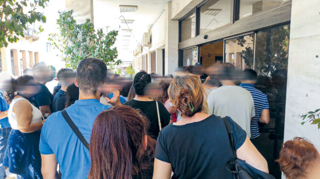 πανικός-για-τις-ταυτότητες-ουρές-για-ν-562573975