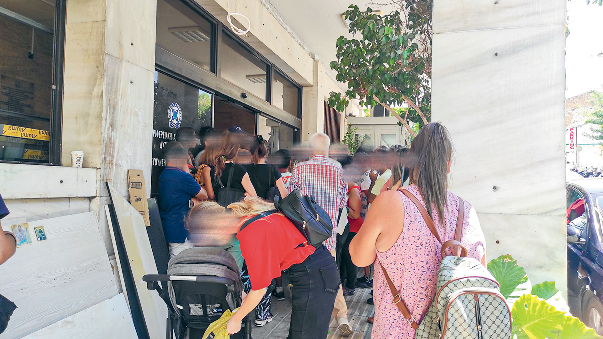 Πανικός για τις ταυτότητες: Ουρές για να αποφύγουν το… τσιπ-1