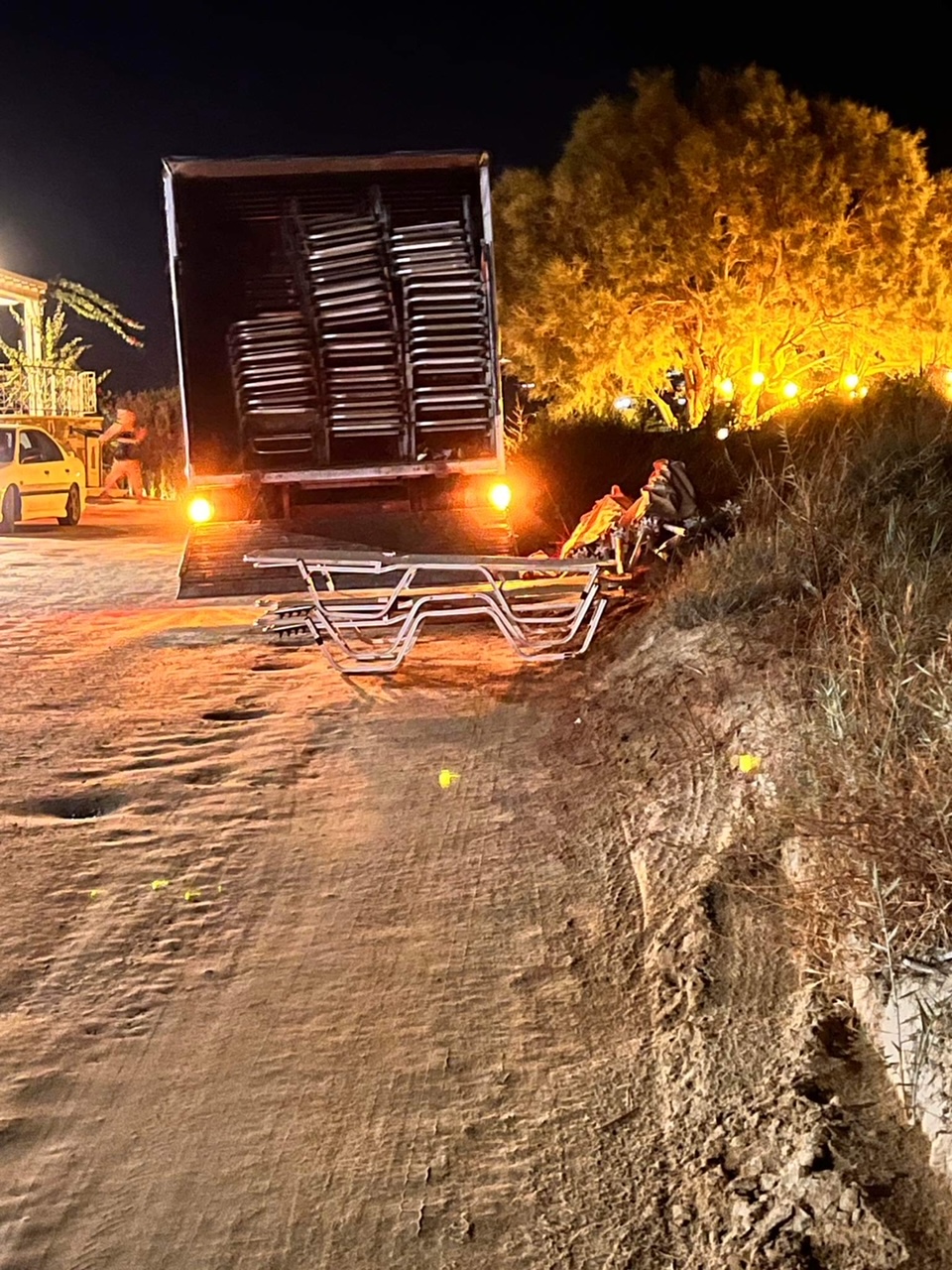 Παραλίες – Ομπρελοκαθίσματα: Τα μάζεψαν μέχρι να περάσει η μπόρα;-1