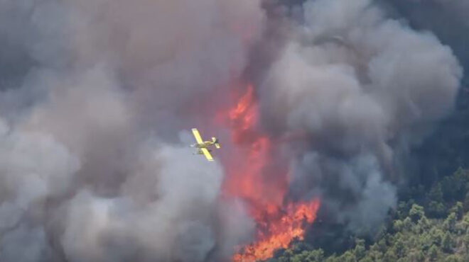 εναέρια-μάχη-με-τις-φλόγες-στην-πάρνηθ-562581604