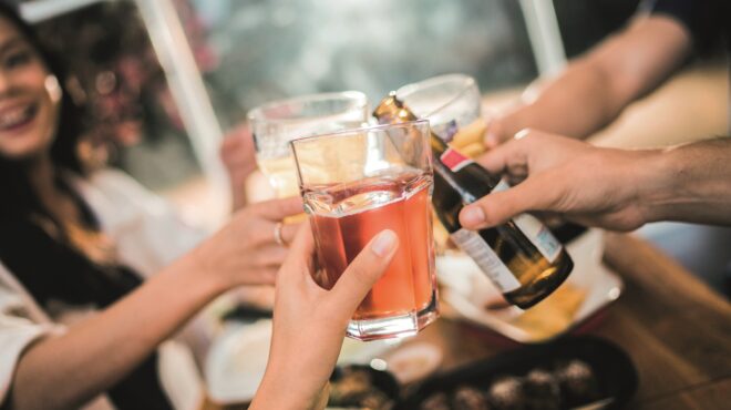 οι-αόρατοι-εξαρτημένοι-από-το-αλκοό-562586626