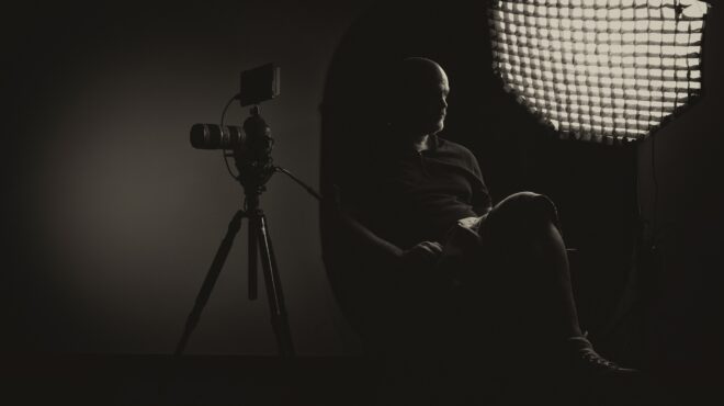 φως-στις-παρυφές-της-κοινωνίας-562590754