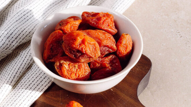 πώς-αποξηραίνουμε-βερίκοκα-στον-ήλιο-562548313