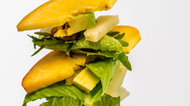 σαλάτα-με-ροδάκινα-σάλτσα-με-φυστίκια-562550248