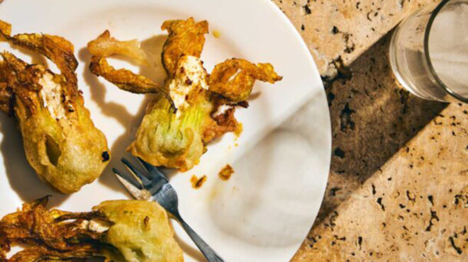 κολοκυθοανθοί-πανέ-γεμιστοί-με-λευκά-562550779