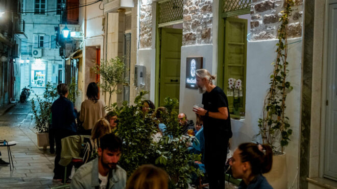 σύρος-καλοκαιρινά-ραντεβού-για-ποτό-σ-562554214