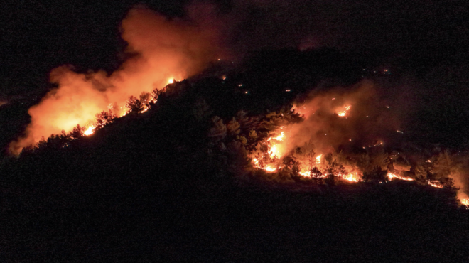 μάχη-με-τις-φλόγες-σε-ασπρόπυργο-και-τζ-562556611