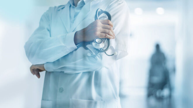 ηπα-ενας-μέσος-ιατρός-βγάζει-350-000-δολ-ετη-562557529