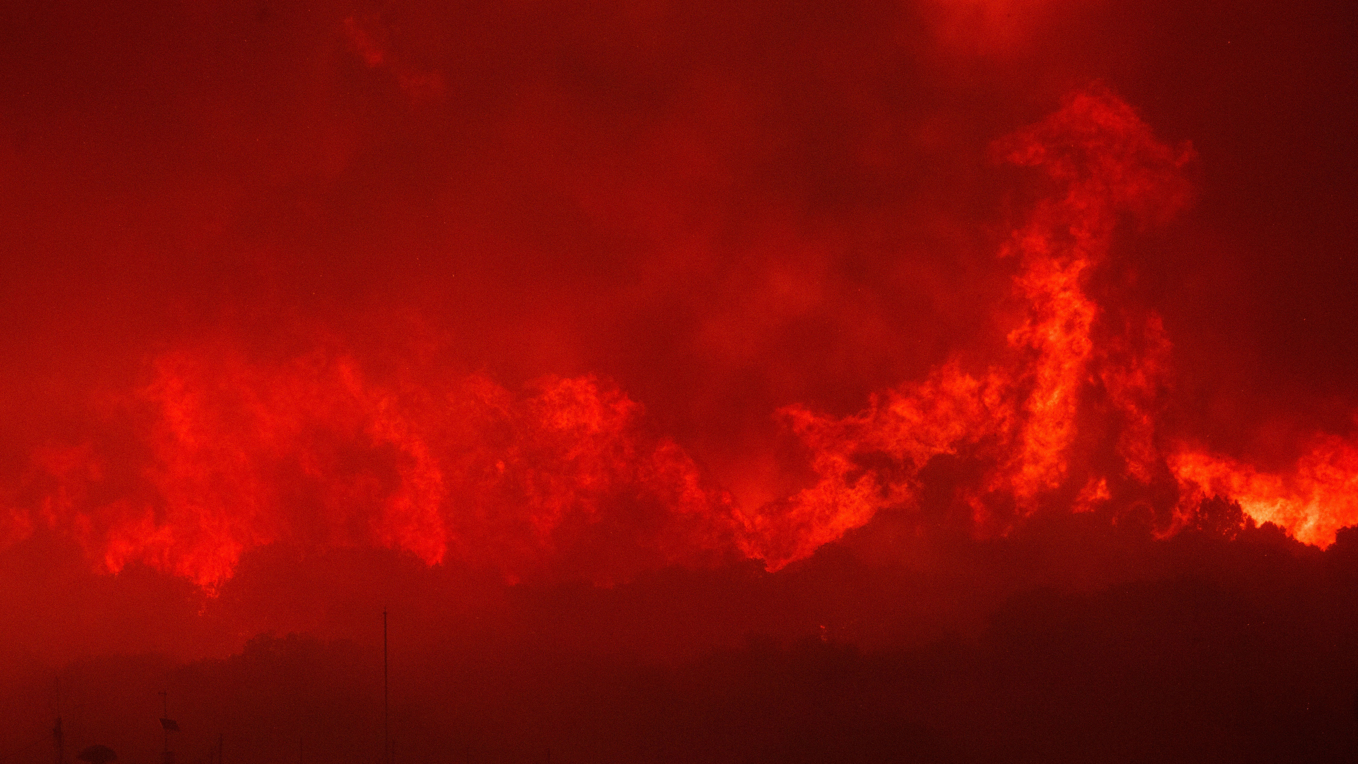 Καταστροφικές πυρκαγιές – Εικόνες από τα πύρινα μέτωπα-1