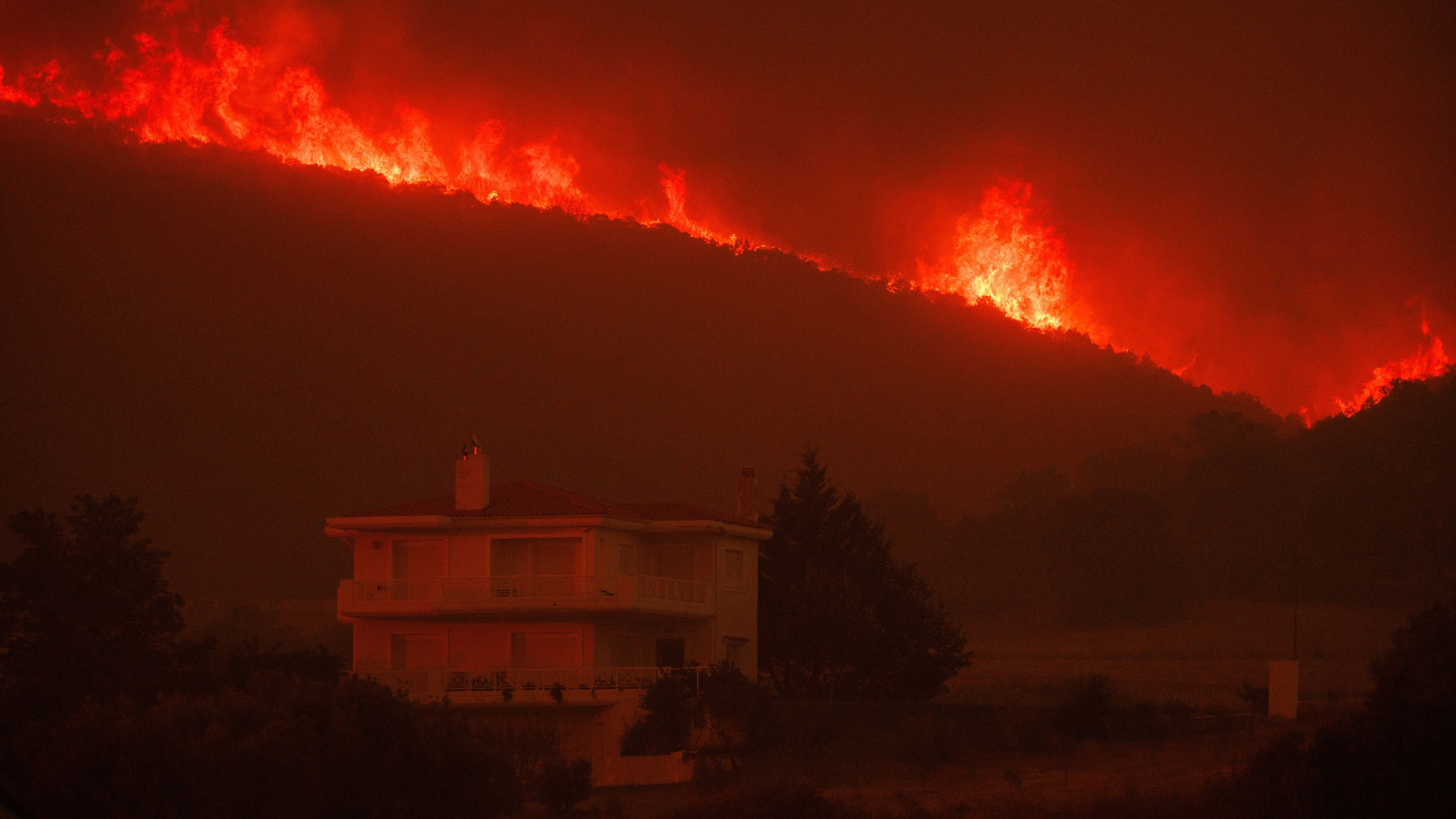 Καταστροφικές πυρκαγιές – Εικόνες από τα πύρινα μέτωπα-2