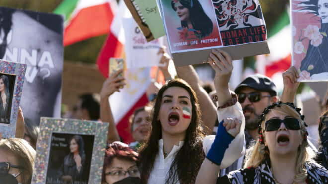 μαχσά-αμινί-ενας-χρόνος-εξέγερσης-στο-562572082