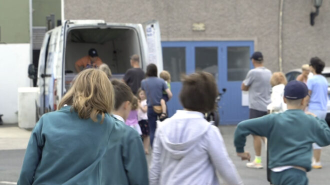 μια-ιρλανδική-πόλη-ενώνεται-κατά-των-smartpho-562554301