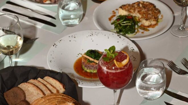 σύρος-τρώμε-στο-μαζί-σε-μια-δροσερή-αυ-562573930