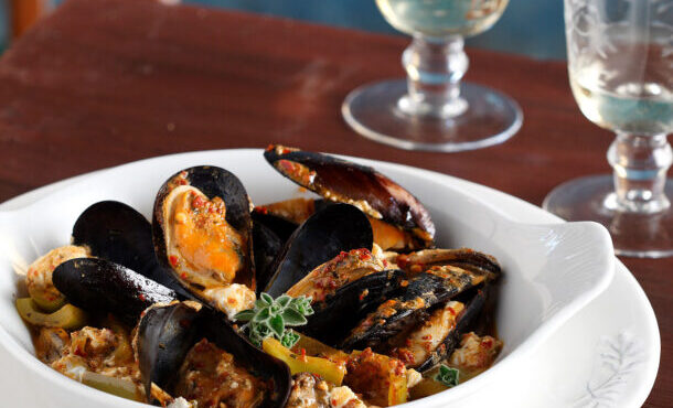 μύδια-σαγανάκι-με-πιπεριές-φέτα-μπούκ-562565983