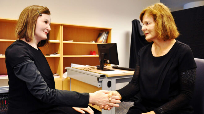 είμαι-η-ναντίν-το-ρομπότ-και-θα-βοηθάω-562570423