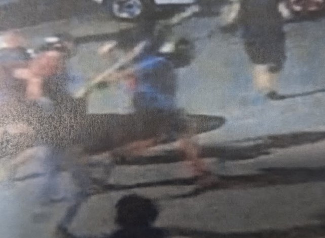 Νέα Φιλαδέλφεια: Η στιγμή που ο Μιχάλης Κατσουρής δέχεται επίθεση με ρόπαλο (εικόνα)-1