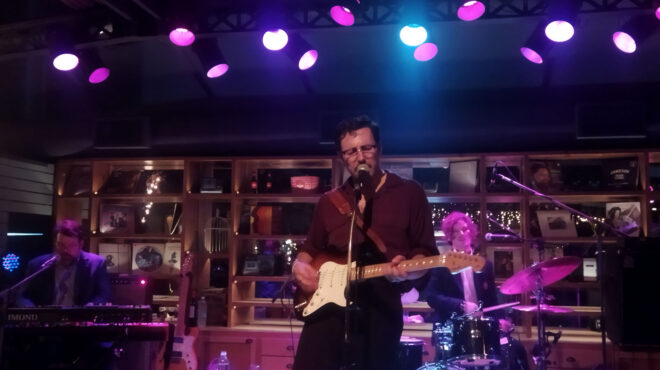 ο-νικ-γουότερχαουζ-ξαναέφερε-τα-60s-στη-562589962