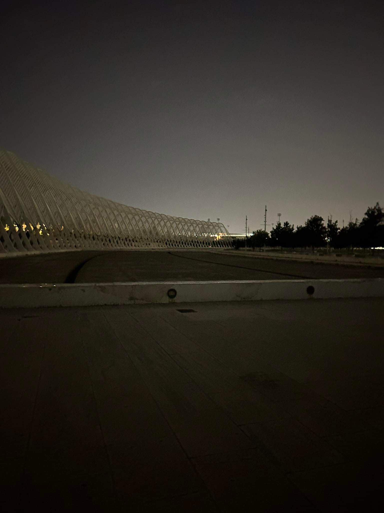 Στο σκοτάδι προπονήσεις και βόλτες στον περιβάλλοντα χώρο του ΟΑΚΑ-1