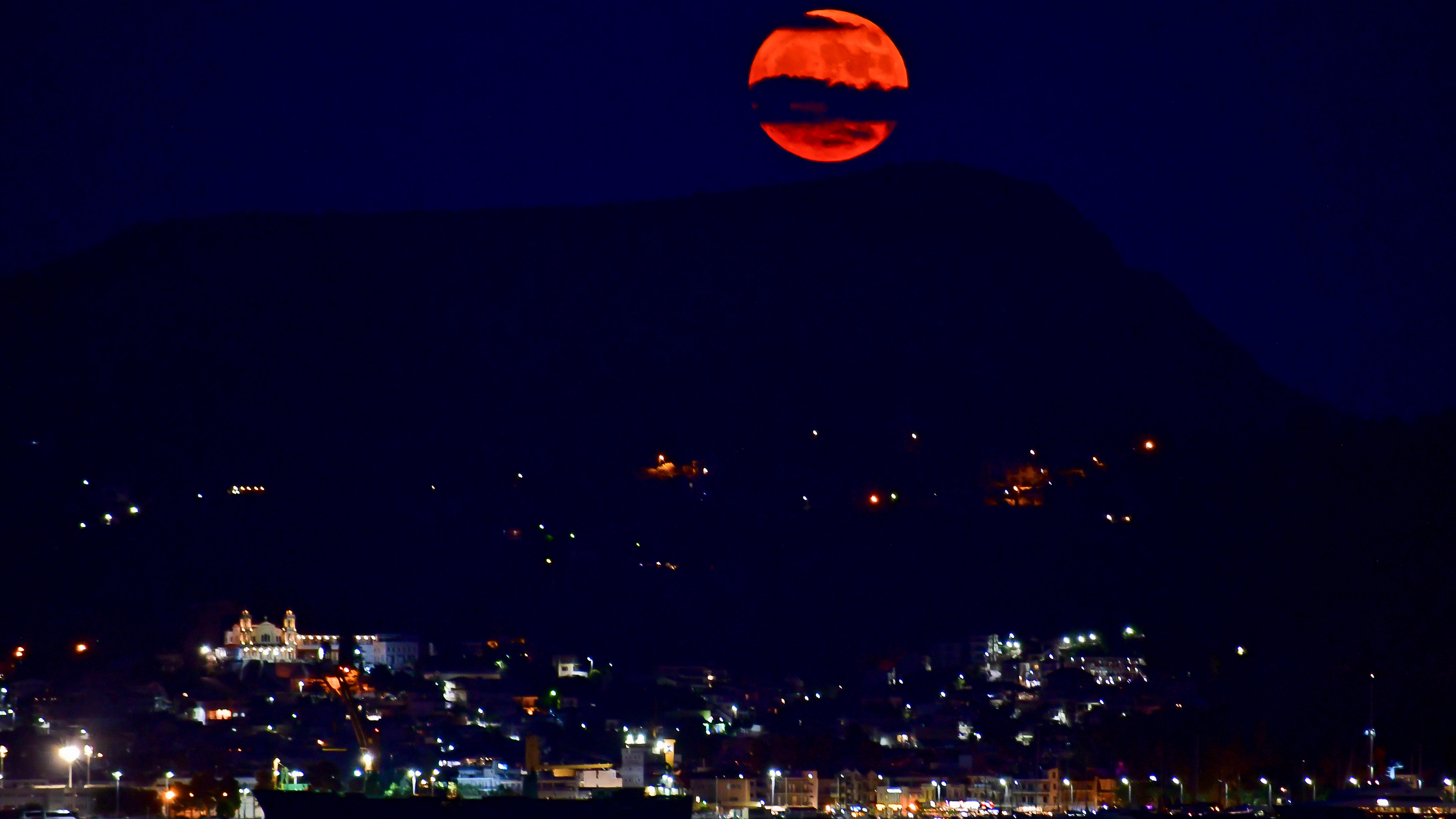 «Οποιος ξέρει αστρονομία, ξέρει που βρίσκεται στον κόσμο»-1