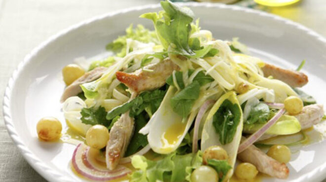 πράσινη-σαλάτα-με-κοτόπουλο-και-λαδολ-562569322