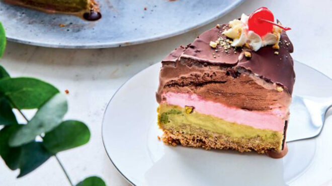 τούρτα-παγωτό-με-τρεις-έτοιμες-γεύσει-562567195