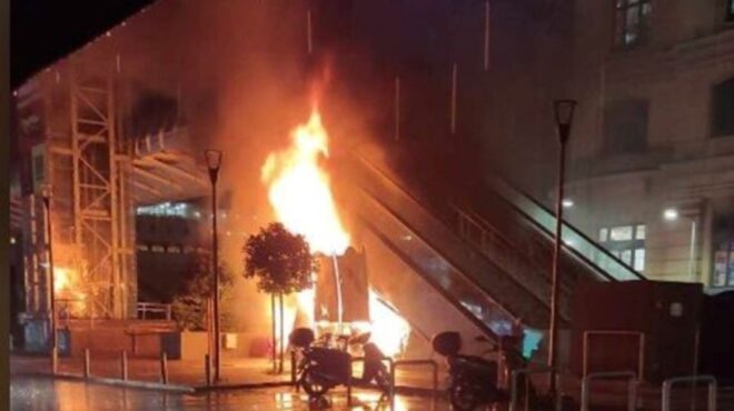 πειραιάς-φωτιά-στις-κυλιόμενες-σκάλε-562638748