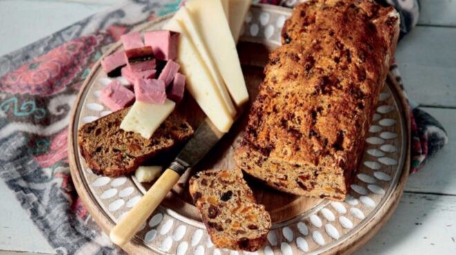 πολίτικο-ψωμί-με-ξηρούς-καρπούς-και-φρ-562596745