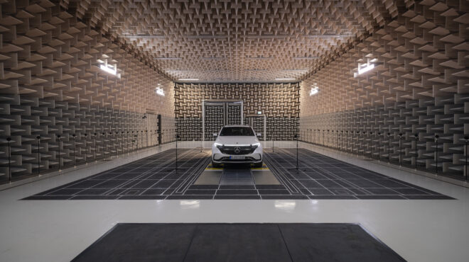 ακούγοντας-το-αθόρυβο-αυτοκίνητο-στ-562631197