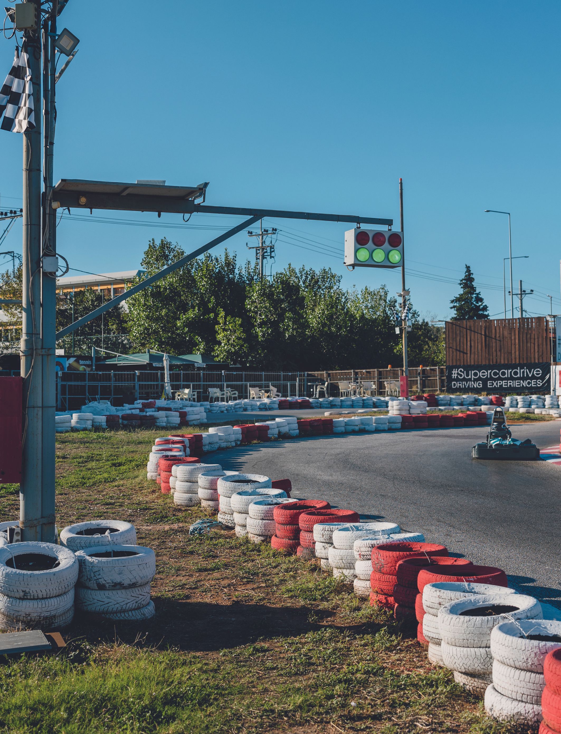 Μια μητέρα τριών παιδιών πατάει γκάζι σε πίστα κάρτ-1