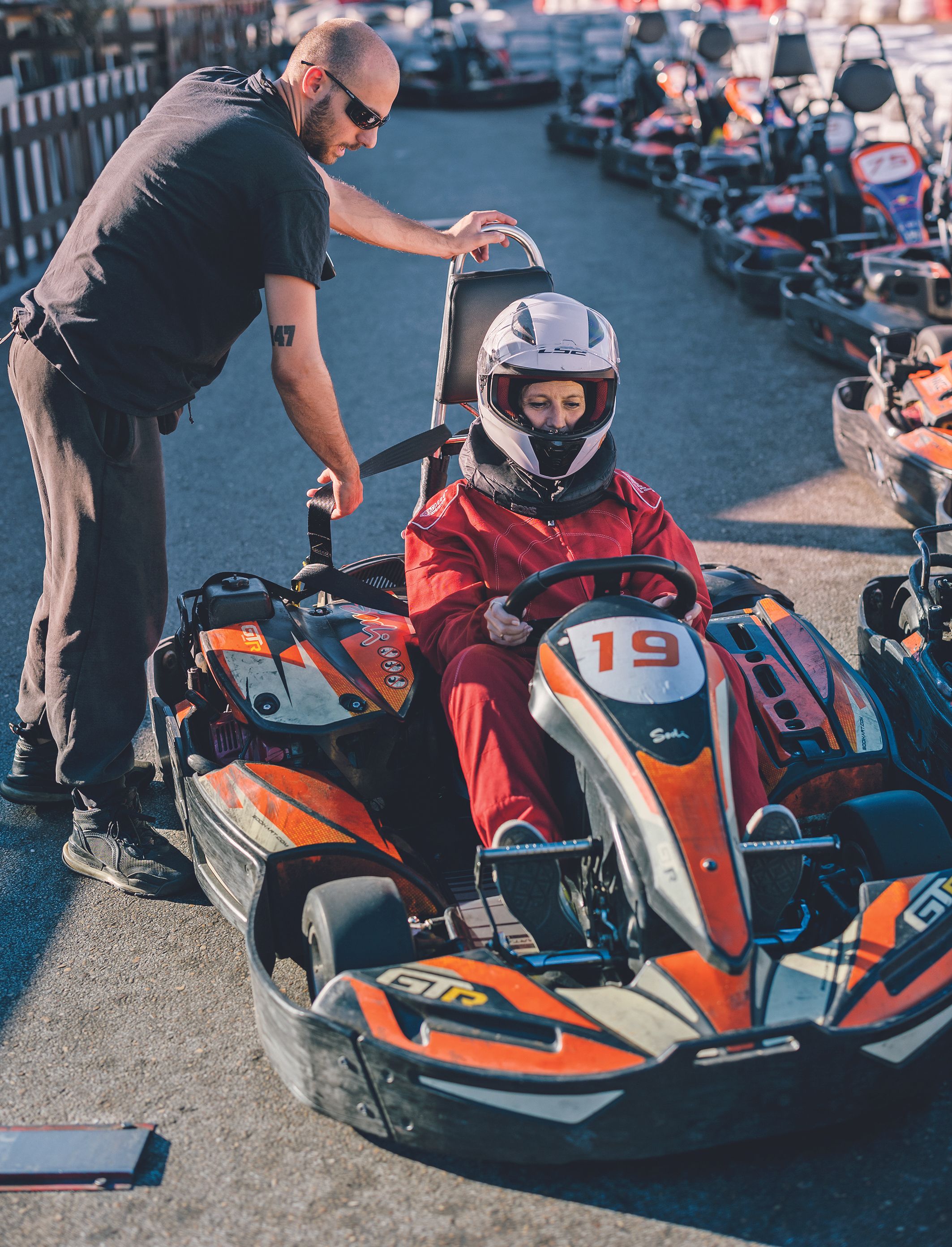 Μια μητέρα τριών παιδιών πατάει γκάζι σε πίστα κάρτ-2