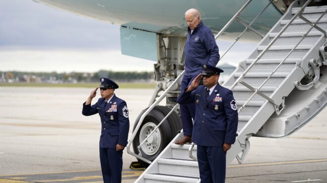 κρατήστε-όρθιο-τον-μπάιντεν-562640299