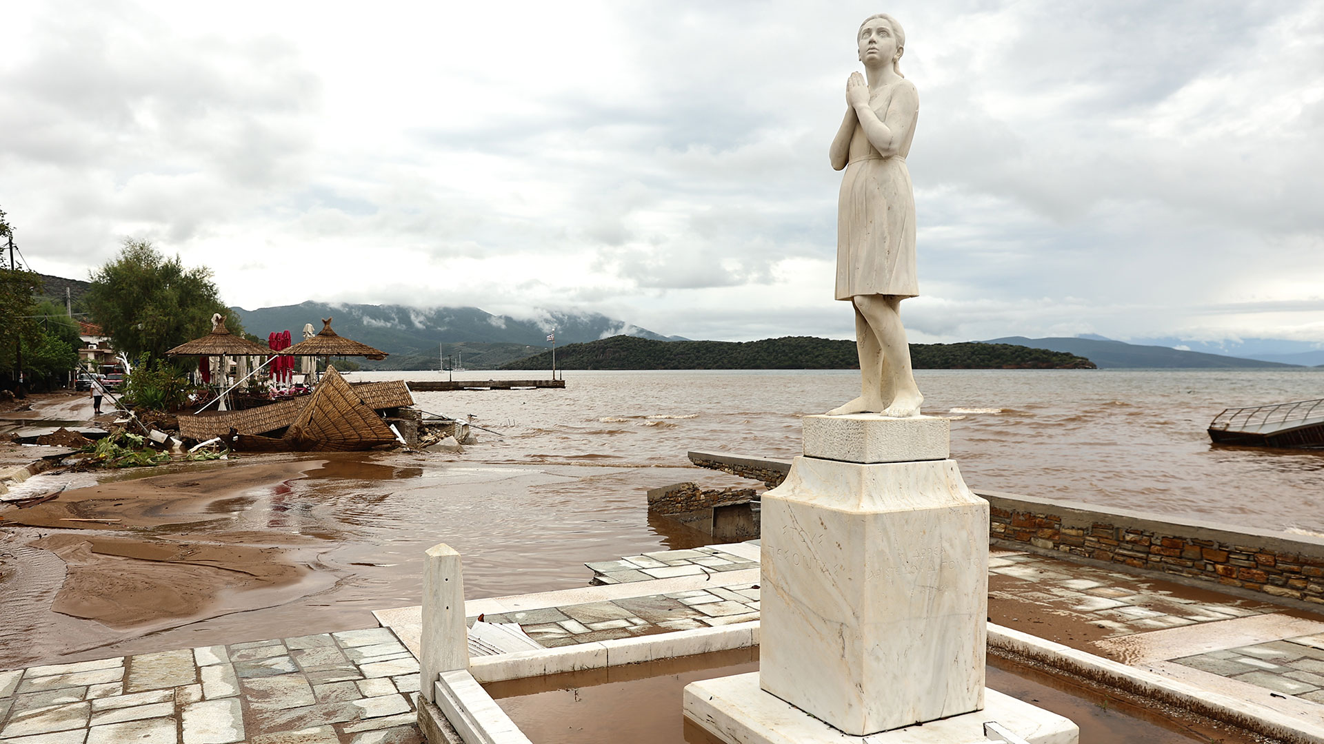 Κακοκαιρία Daniel: Καρέ καρέ το καταστροφικό πέρασμα της θεομηνίας-33