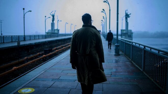 ανάμεσα-σε-σκοτάδι-και-φως-562607875