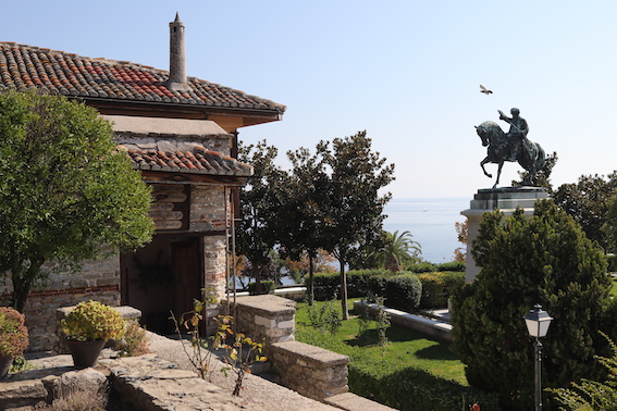 Η Καβάλα φτιάχνει ένα αστικό καταφύγιο για τις πολύτιμες μέλισσες-1