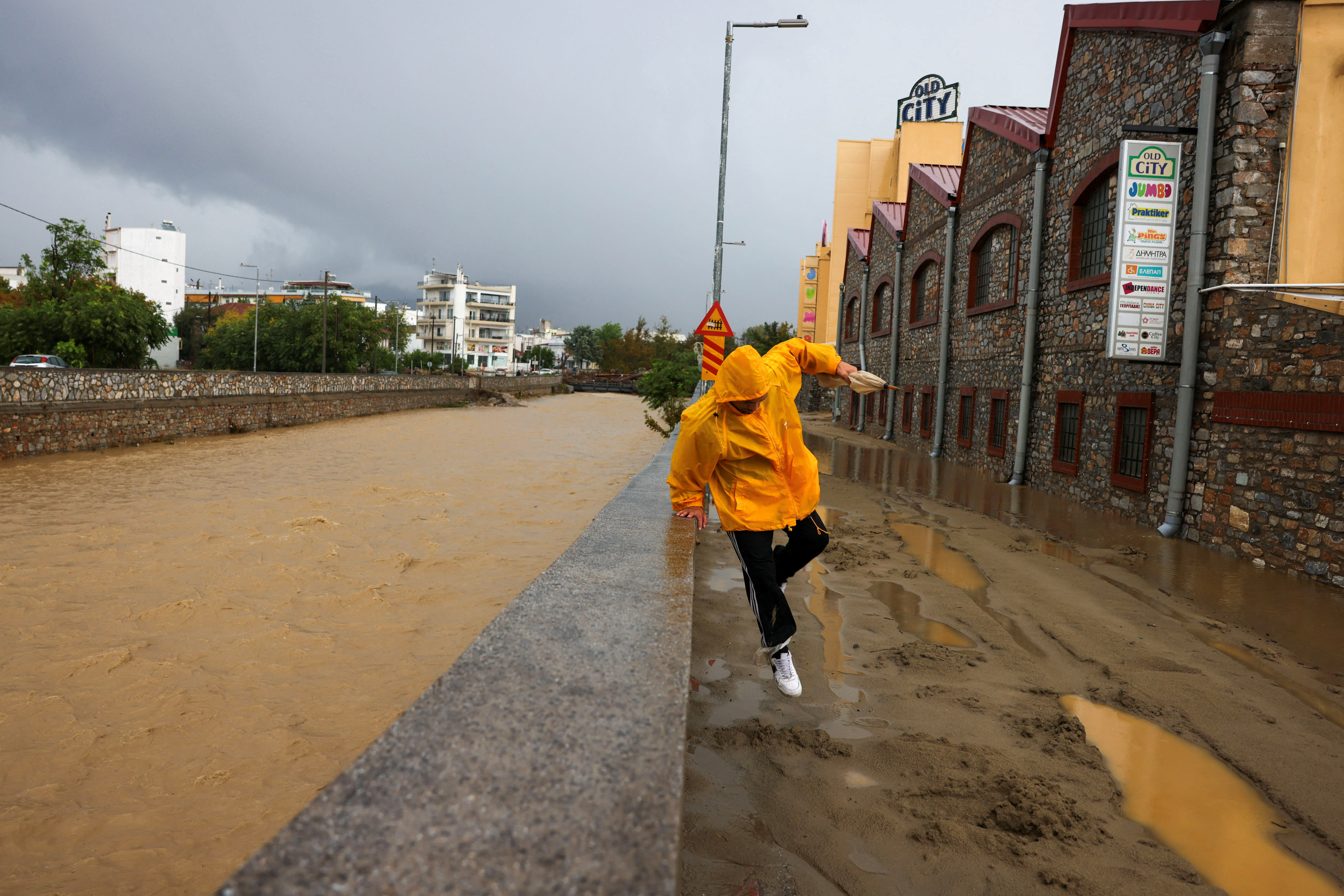 Κακοκαιρία Daniel: Οι εικόνες της καταστροφής μέσα από τον φακό του Reuters-9