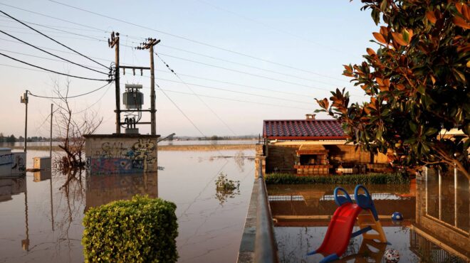 αγοραστός-για-πλημμύρες-δεν-είναι-ώρα-562618294